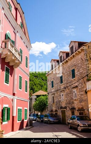 Eine schmale Straße zu Fuß von alten touristische Stadt, Skradin in der kroatischen Küste. Stockfoto