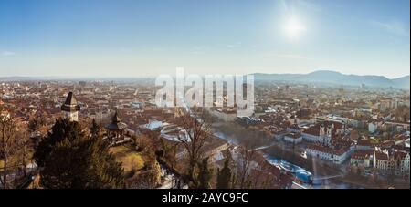 Breites Panorama der Stadt Graz vom Castle hill Schlossberg, Reiseziel. Stockfoto