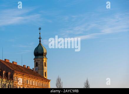 Blick auf Franziskanerkirche in Graz auf blauen Himmel Stockfoto