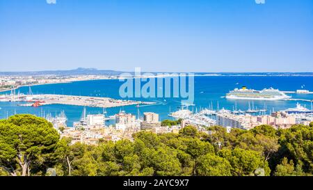 Panoramablick auf die Bucht mit Hafen, Yachten und Kreuzfahrtschiffen, Palma de Mallorca Stockfoto