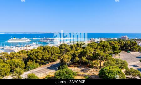 Panoramablick auf die Bucht mit Hafen, Yachten und Kreuzfahrtschiffen, Palma de Mallorca Stockfoto