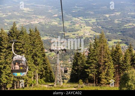 Blick von der Gondelbahn in Schockl Graz, auf dem Weg nach oben Stockfoto