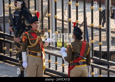 Attari, Indien - Februar 8, 2020: Frauen, die Mitglieder der indischen Grenzschutztruppe sind, sehen sich gegen die Pakistan Rangers an der Grenze zu Wagah Cere Stockfoto