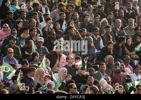 Wagah, Pakistan - Februar 8, 2020: Pakistanische Staatsangehörige versammeln sich im Stadion, um die Abschlussfeier der Grenze zu Wagah mit Indien zu verfolgen Stockfoto