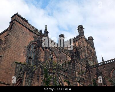 Nahaufnahme von verzierten mittelalterlichen Steinmetzarbeiten und Turm an der historischen chester Kathedrale Stockfoto
