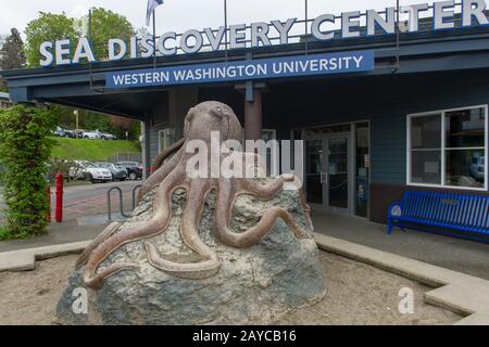 Eine riesige Tintenstatue vor dem SEA Discovery Center, einem öffentlichen Aquarium, in der Stadt Poulsbo im skandinavischen Stil im Kitsap County im US-Bundesstaat Washington Stockfoto