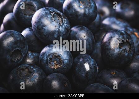 Frische Blaubeeren auf schwarzem Hintergrund isoliert. Stockfoto