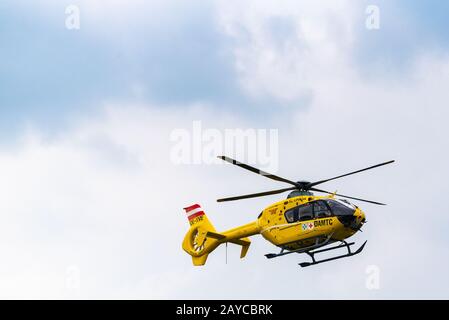 Gelber Rettungshubschrauber nach Eingriff Stockfoto