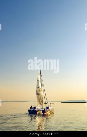 Katamaran am Neusiedlersee im österreichischen burgenländischen Stockfoto