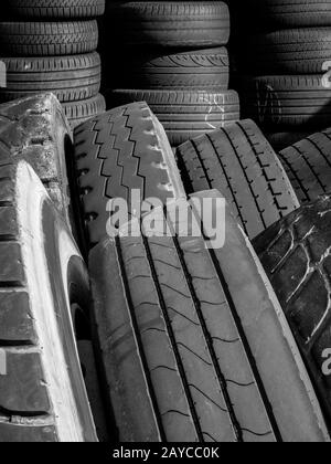 Stapel alter gebrauter Reifen Stockfoto