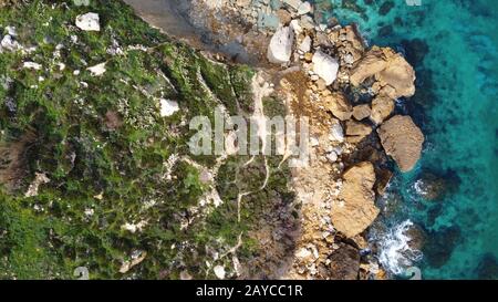 Luftaufnahme der felsigen Küste und des Strandes der San Blas Bay in Gozo, der kleineren Insel Maltas Stockfoto