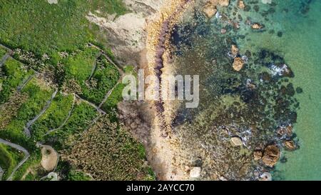 Luftaufnahme der felsigen Küste und des Strandes der San Blas Bay in Gozo, der kleineren Insel Maltas Stockfoto