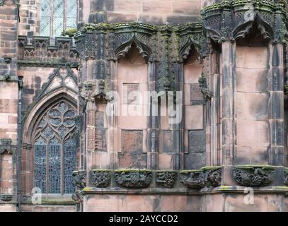 Details zu kunstvoll geschnitzten mittelalterlichen Steinmetzarbeiten mit Nischen und Gesichtern an der Fassade der chester Kathedrale Stockfoto