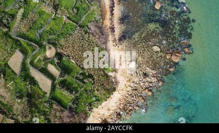 Luftaufnahme der felsigen Küste und des Strandes der San Blas Bay in Gozo, der kleineren Insel Maltas Stockfoto