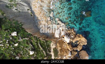 Luftaufnahme der felsigen Küste und des Strandes der San Blas Bay in Gozo, der kleineren Insel Maltas Stockfoto