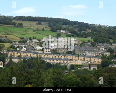 Eine Reihe moderner Häuser bauen auf einem Hügel, der von älteren Gebäuden umgeben ist, in sowerby, der Brücke westlich von yorkshire Stockfoto