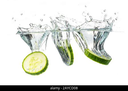 Geschnittenes, auf weißem Hintergrund isoliertes Gurken-Spritzwasser. Stockfoto