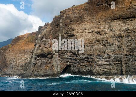 Blick von einem Ausflugsboot der Lavaformationen entlang der Küste von Na Pali auf der westlichen Seite der hawaiianischen Insel Kauai, Hawaii, USA. Stockfoto