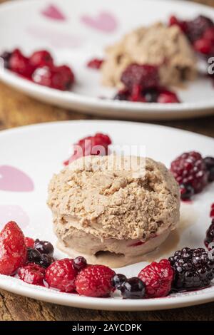 Haselnuss-Eis mit Obst auf Teller Stockfoto