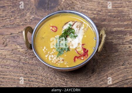 Indische Mulligatawny-Suppe in einer Messingschale Stockfoto