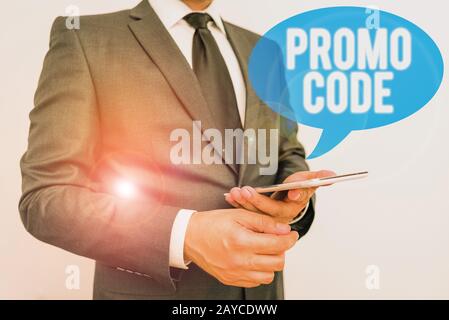 Hinweis zum Aktionscode. Geschäftsfoto mit digitalen Nummern, die Ihnen einen guten Rabatt auf bestimmte Produkte bieten. Stockfoto