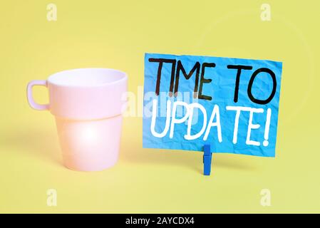 Zeit für Handschriftertext, die aktualisiert werden soll. Konzept bedeutet, dass dies der richtige Moment ist, um etwas moderneres neues Cup leeres Papier blau clo zu machen Stockfoto