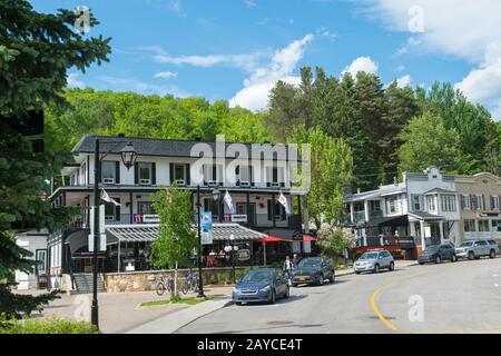 Blick auf das Hotel Mont-Tremblant in Old Mont-Tremblant Village in den Laurentians in der Provinz Quebec, Kanada. Stockfoto