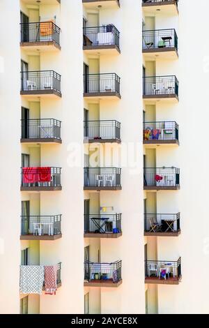 Portugiesische Gebäude mit Apartments und vielen Balkonen Stockfoto