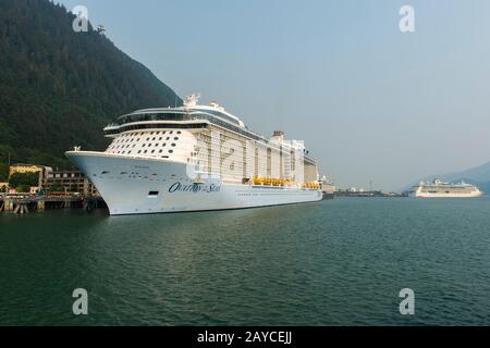 Die Ovation of the Seas ist ein Kreuzfahrtschiff der Quantum-Klasse im Besitz von Royal Caribbean International, hier angedockt in Juneau, Südost-Alaska, USA. Stockfoto