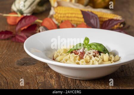 Pasta mit Tomatensauce auf dunklem Holz Stockfoto