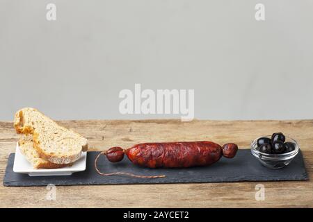 Spanischer Chorizo auf schwarzem Schiefer Stockfoto