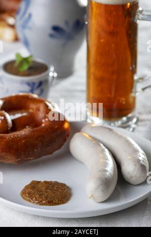 Bayerische Weißwürste mit Brezel Stockfoto