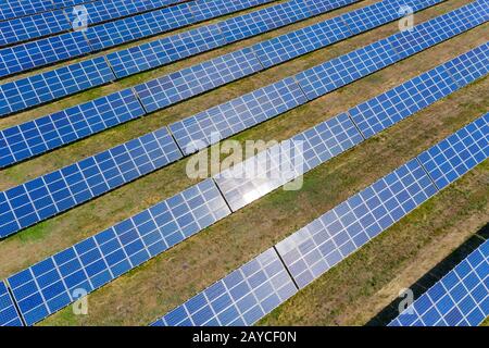 Viele Panels von Solarzellen Stockfoto