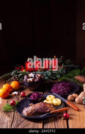 Gänsebraten Sie mit Bratapfel, Rotkohl und Knödel Stockfoto