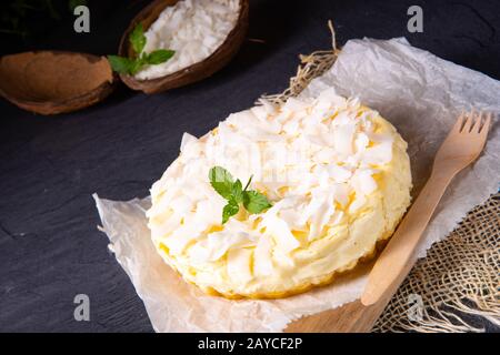 Ein einfacher Quark-Kokosnuss-Kuchen aus der Zinn Stockfoto