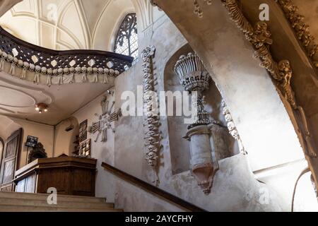 Menschliche Schädel und Knochen im beinhaus Kostnice Sedlec Stockfoto