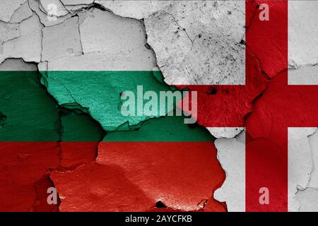 Flaggen von Bulgarien und England malte auf Risse an der Wand Stockfoto