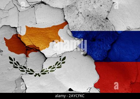 Flaggen von Zypern und Russland malte auf Risse an der Wand Stockfoto