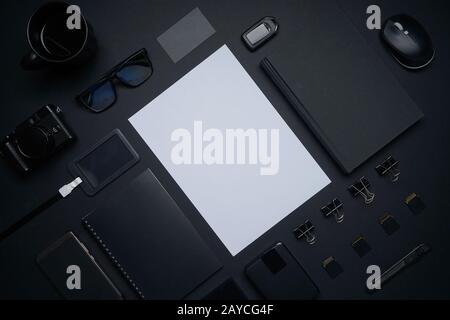 Draufsicht und flache Lage des kreativen Grafikdesigners für Tischkunst . Schwarz-Weiß-Stilllebenkonzept . Stockfoto