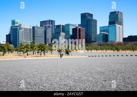 Quadratische Steingarten mit modernen Bürogebäude in Japan. Stockfoto