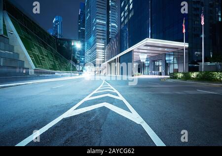 Modernes Gebäude mit hellen Spuren auf Nacht Szene Hintergrund Stockfoto
