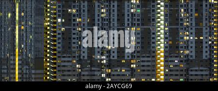 Moderne Apartmentgebäude in der Nacht. Fassade eines modernen Apartmentgebäudes. Stockfoto