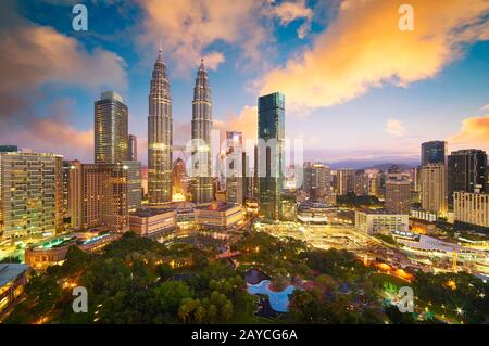 Wunderschöne Skyline der Stadt Kuala Lumpur mit dramatischem Himmel Stockfoto