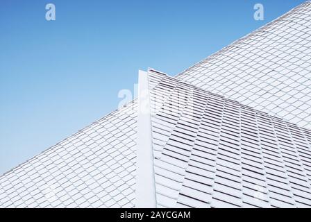 Nahaufnahme der abstrakten geometrischen Struktur weiße Wand und Dachfläche gegen blauen Himmel . Stockfoto