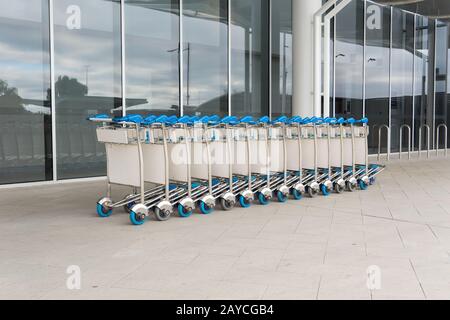 Trolleys Gepäck in einem Raw auf dem modernen Flughafen. Stockfoto