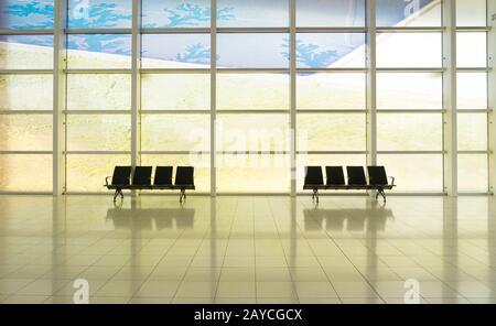 Leere Abflugslounge am Flughafen Stockfoto