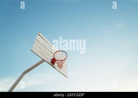 Basketballkorb auf leere Freiplatz Stockfoto