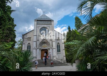 Jutta, Krim - 09/07/2019: Römisch-Katholische Kirche der Unbefleckten Empfängnis der seligen Jungfrau Maria an einem bewölkten Tag. Stockfoto