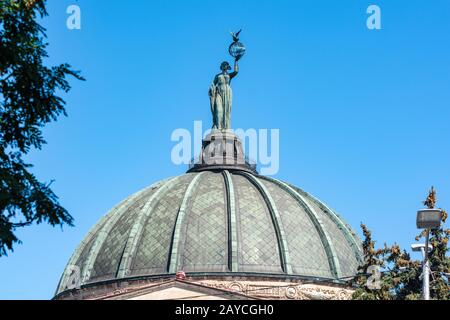 Wolgograd, Russland - 26. August 2019: Dom mit einer Statue auf dem Gebäude des Wolgograder Planetarium Stockfoto