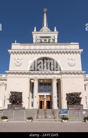 Wolgograd, Russland - 26. August 2019: Der Haupteingang zum Gebäude des Bahnhofs Wolgograd 1, Wolgograder Region t Stockfoto